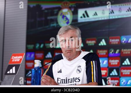 18. August 2023, VALDEBAS, MADRID, SPANIEN: Carlo Ancelotti nimmt an seiner Pressekonferenz nach dem Trainingstag von Real Madrid Teil, der am 18. August 2023 in Valdebebas, Madrid, Spanien, in Ciudad Deportiva Real Madrid gefeiert wurde. (Kreditbild: © Oscar J. Barroso/AFP7 via ZUMA Press Wire) Stockfoto