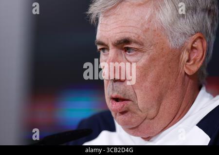 18. August 2023, VALDEBAS, MADRID, SPANIEN: Carlo Ancelotti nimmt an seiner Pressekonferenz nach dem Trainingstag von Real Madrid Teil, der am 18. August 2023 in Valdebebas, Madrid, Spanien, in Ciudad Deportiva Real Madrid gefeiert wurde. (Kreditbild: © Oscar J. Barroso/AFP7 via ZUMA Press Wire) Stockfoto