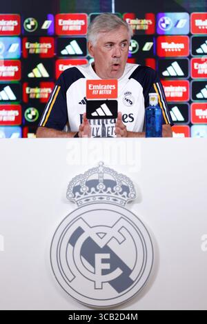 18. August 2023, VALDEBAS, MADRID, SPANIEN: Carlo Ancelotti nimmt an seiner Pressekonferenz nach dem Trainingstag von Real Madrid Teil, der am 18. August 2023 in Valdebebas, Madrid, Spanien, in Ciudad Deportiva Real Madrid gefeiert wurde. (Kreditbild: © Oscar J. Barroso/AFP7 via ZUMA Press Wire) Stockfoto