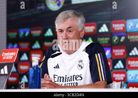 18. August 2023, VALDEBAS, MADRID, SPANIEN: Carlo Ancelotti nimmt an seiner Pressekonferenz nach dem Trainingstag von Real Madrid Teil, der am 18. August 2023 in Valdebebas, Madrid, Spanien, in Ciudad Deportiva Real Madrid gefeiert wurde. (Kreditbild: © Oscar J. Barroso/AFP7 via ZUMA Press Wire) Stockfoto