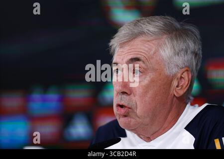 18. August 2023, VALDEBAS, MADRID, SPANIEN: Carlo Ancelotti nimmt an seiner Pressekonferenz nach dem Trainingstag von Real Madrid Teil, der am 18. August 2023 in Valdebebas, Madrid, Spanien, in Ciudad Deportiva Real Madrid gefeiert wurde. (Kreditbild: © Oscar J. Barroso/AFP7 via ZUMA Press Wire) Stockfoto