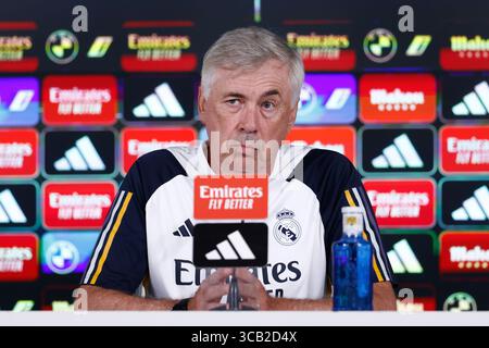 18. August 2023, VALDEBAS, MADRID, SPANIEN: Carlo Ancelotti nimmt an seiner Pressekonferenz nach dem Trainingstag von Real Madrid Teil, der am 18. August 2023 in Valdebebas, Madrid, Spanien, in Ciudad Deportiva Real Madrid gefeiert wurde. (Kreditbild: © Oscar J. Barroso/AFP7 via ZUMA Press Wire) Stockfoto