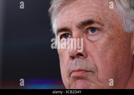 18. August 2023, VALDEBAS, MADRID, SPANIEN: Carlo Ancelotti nimmt an seiner Pressekonferenz nach dem Trainingstag von Real Madrid Teil, der am 18. August 2023 in Valdebebas, Madrid, Spanien, in Ciudad Deportiva Real Madrid gefeiert wurde. (Kreditbild: © Oscar J. Barroso/AFP7 via ZUMA Press Wire) Stockfoto
