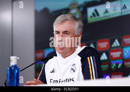 18. August 2023, VALDEBAS, MADRID, SPANIEN: Carlo Ancelotti nimmt an seiner Pressekonferenz nach dem Trainingstag von Real Madrid Teil, der am 18. August 2023 in Valdebebas, Madrid, Spanien, in Ciudad Deportiva Real Madrid gefeiert wurde. (Kreditbild: © Oscar J. Barroso/AFP7 via ZUMA Press Wire) Stockfoto