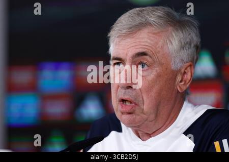 18. August 2023, VALDEBAS, MADRID, SPANIEN: Carlo Ancelotti nimmt an seiner Pressekonferenz nach dem Trainingstag von Real Madrid Teil, der am 18. August 2023 in Valdebebas, Madrid, Spanien, in Ciudad Deportiva Real Madrid gefeiert wurde. (Kreditbild: © Oscar J. Barroso/AFP7 via ZUMA Press Wire) Stockfoto