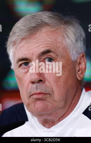 18. August 2023, VALDEBAS, MADRID, SPANIEN: Carlo Ancelotti nimmt an seiner Pressekonferenz nach dem Trainingstag von Real Madrid Teil, der am 18. August 2023 in Valdebebas, Madrid, Spanien, in Ciudad Deportiva Real Madrid gefeiert wurde. (Kreditbild: © Oscar J. Barroso/AFP7 via ZUMA Press Wire) Stockfoto