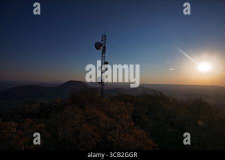 Antennen auf einem Cell Tower, Silhouette der Telekommunikations-Antenne Mobilfunkturm für Telefonie mit schönem Sonnenunterganghimmel Hintergrund, Kommunikation zu Stockfoto