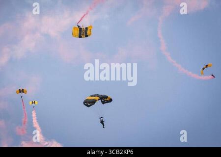16. März 2023: Das Golden Knights Fallschirmteam der U.S. Army tritt am Freitag, den 26. Mai 2017, auf dem Air and Sea Show Media Event auf der Coast Guard Air Station Miami am OPA-locka Executive Airport auf. (Bild: © Bryan Cereijo/Miami Herald via ZUMA Press Wire) Stockfoto