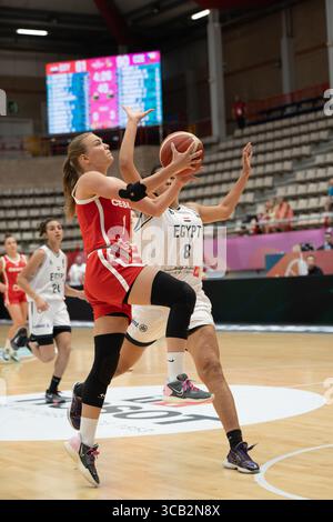 15. Juli 2023, TorrejÃ³n de Ardoz, Madrid, Spanien: MARINA PRIBYLOVA (1), tschechische Spielerin, versucht vor der Verteidigung JANA ELALFY (8) während des Spiels zwischen ihrer Mannschaft und der ägyptischen Nationalmannschaft im spieltag 1 der FIBA U19 Frauen-Basketball-Weltmeisterschaft Spanien 2023 im Jorge Garbajosa de TorrejÃ³n de Ardoz, Madrid, Spanien. (Bild: © Oscar Ribas Torres/ZUMA Press Wire) Stockfoto