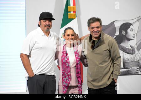 Die mexikanische Präsidentin Claudia Sheinbaum Pardo, begleitet von René Orlando MartÃ-nez und Ricardo Javier MuÃ±OZ Mitglieder der mexikanischen Band Intocable, die an einem Briefing über den Plan Mexico im National Palace teilnahmen. Am 7. August 2025 in Mexiko-Stadt. (Kreditbild: © Luis Barron/OKULARIS Via ZUMA Press Wire) NUR REDAKTIONELLE VERWENDUNG! Nicht für kommerzielle ZWECKE! Stockfoto