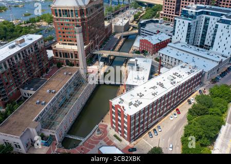 Blick aus der Vogelperspektive auf den Canal Walk an einem sonnigen Tag in Richmond Virginia Stockfoto