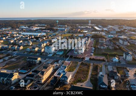 Luftaufnahme der Häuser in Nags Head mit Blick nach Westen während Sonnenuntergang und goldene Stunde Stockfoto