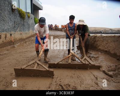 17. März 2023, Punta Hermosa, Lima, Peru: Menschen, die aufgrund von Überschwemmungen und Erdrutschen Schlamm aus ihren Häusern schaufeln, schaufeln in Punta Hermosa, einem exklusiven Strand südlich von Lima, verursacht durch die starken Regenfälle des Zyklons Yaku und das Vorhandensein einer El NiÃ±o Anomalie an der Küste. Die Anomalie El NiÃ±o, die die Meerwassertemperatur erhöht, betrifft einige Küstenprovinzen. Ähnliche Phänomene sind seit mehreren Jahren nicht mehr in Lima aufgetreten, einer Stadt an der einsamen Pazifikküste, in der es an Niederschlägen mangelt und in einem ganzen Jahr Regenfälle normalerweise nicht mehr als zwei Liter Wasser pro Quadratmeter anhäuft. (Kreditbild Stockfoto