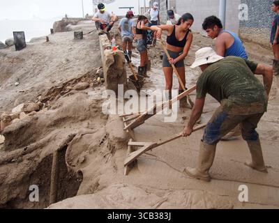 17. März 2023, Punta Hermosa, Lima, Peru: Menschen, die aufgrund von Überschwemmungen und Erdrutschen Schlamm aus ihren Häusern schaufeln, schaufeln in Punta Hermosa, einem exklusiven Strand südlich von Lima, verursacht durch die starken Regenfälle des Zyklons Yaku und das Vorhandensein einer El NiÃ±o Anomalie an der Küste. Die Anomalie El NiÃ±o, die die Meerwassertemperatur erhöht, betrifft einige Küstenprovinzen. Ähnliche Phänomene sind seit mehreren Jahren nicht mehr in Lima aufgetreten, einer Stadt an der einsamen Pazifikküste, in der es an Niederschlägen mangelt und in einem ganzen Jahr Regenfälle normalerweise nicht mehr als zwei Liter Wasser pro Quadratmeter anhäuft. (Kreditbild Stockfoto