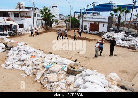 17. März 2023, Punta Hermosa, Lima, Peru: Sandsäcke blockieren die Straßen in Punta Hermosa, einem exklusiven Strand südlich von Lima, um Überschwemmungen und Erdrutsche zu verhindern, die durch die starken Regenfälle des Zyklons Yaku und das Vorhandensein einer El NiÃ±o Anomalie an der Küste verursacht werden. Die Anomalie El NiÃ±o, die die Meerwassertemperatur erhöht, betrifft einige Küstenprovinzen. Ähnliche Phänomene sind seit mehreren Jahren nicht mehr in Lima aufgetreten, einer Stadt an der einsamen Pazifikküste, in der es an Niederschlägen mangelt und in einem ganzen Jahr Regenfälle normalerweise nicht mehr als zwei Liter Wasser pro Quadratmeter anhäuft. (Kreditbild: © Stockfoto