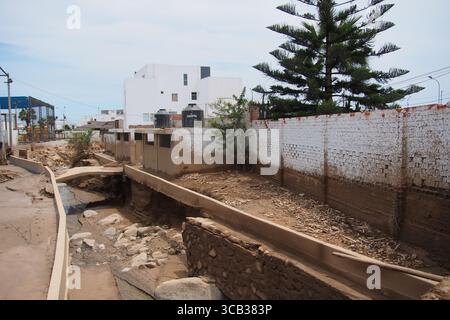 17. März 2023, Punta Hermosa, Lima, Peru: Zerstörte Straßen durch Überschwemmungen und Erdrutsche in Punta Hermosa, einem exklusiven Strand südlich von Lima, verursacht durch die starken Regenfälle des Zyklons Yaku und das Vorhandensein einer El NiÃ±o Anomalie an der Küste. Die Anomalie El NiÃ±o, die die Meerwassertemperatur erhöht, betrifft einige Küstenprovinzen. Ähnliche Phänomene sind seit mehreren Jahren nicht mehr in Lima aufgetreten, einer Stadt an der einsamen Pazifikküste, in der es an Niederschlägen mangelt und in einem ganzen Jahr Regenfälle normalerweise nicht mehr als zwei Liter Wasser pro Quadratmeter anhäuft. (Bild: © Carlos Garcia Grant Stockfoto