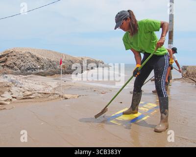 17. März 2023, Punta Hermosa, Lima, Peru: Frau schaufelt Schlamm aus ihren Häusern aufgrund von Überschwemmungen und Erdrutschen in Punta Hermosa, einem exklusiven Strand südlich von Lima, verursacht durch die starken Regenfälle des Zyklons Yaku und das Vorhandensein einer El NiÃ±o Anomalie an der Küste. Die Anomalie El NiÃ±o, die die Meerwassertemperatur erhöht, betrifft einige Küstenprovinzen. Ähnliche Phänomene sind seit mehreren Jahren nicht mehr in Lima aufgetreten, einer Stadt an der einsamen Pazifikküste, in der es an Niederschlägen mangelt und in einem ganzen Jahr Regenfälle normalerweise nicht mehr als zwei Liter Wasser pro Quadratmeter anhäuft. (Kreditbild: Stockfoto