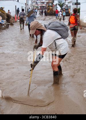 17. März 2023, Punta Hermosa, Lima, Peru: Frau schaufelt Schlamm aus ihren Häusern aufgrund von Überschwemmungen und Erdrutschen in Punta Hermosa, einem exklusiven Strand südlich von Lima, verursacht durch die starken Regenfälle des Zyklons Yaku und das Vorhandensein einer El NiÃ±o Anomalie an der Küste. Die Anomalie El NiÃ±o, die die Meerwassertemperatur erhöht, betrifft einige Küstenprovinzen. Ähnliche Phänomene sind seit mehreren Jahren nicht mehr in Lima aufgetreten, einer Stadt an der einsamen Pazifikküste, in der es an Niederschlägen mangelt und in einem ganzen Jahr Regenfälle normalerweise nicht mehr als zwei Liter Wasser pro Quadratmeter anhäuft. (Kreditbild: Stockfoto