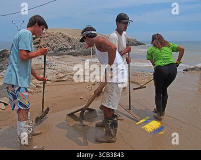 17. März 2023, Punta Hermosa, Lima, Peru: Menschen, die aufgrund von Überschwemmungen und Erdrutschen Schlamm aus ihren Häusern schaufeln, schaufeln in Punta Hermosa, einem exklusiven Strand südlich von Lima, verursacht durch die starken Regenfälle des Zyklons Yaku und das Vorhandensein einer El NiÃ±o Anomalie an der Küste. Die Anomalie El NiÃ±o, die die Meerwassertemperatur erhöht, betrifft einige Küstenprovinzen. Ähnliche Phänomene sind seit mehreren Jahren nicht mehr in Lima aufgetreten, einer Stadt an der einsamen Pazifikküste, in der es an Niederschlägen mangelt und in einem ganzen Jahr Regenfälle normalerweise nicht mehr als zwei Liter Wasser pro Quadratmeter anhäuft. (Kreditbild Stockfoto