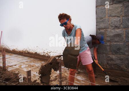 17. März 2023, Punta Hermosa, Lima, Peru: Frau schaufelt Schlamm aus ihren Häusern aufgrund von Überschwemmungen und Erdrutschen in Punta Hermosa, einem exklusiven Strand südlich von Lima, verursacht durch die starken Regenfälle des Zyklons Yaku und das Vorhandensein einer El NiÃ±o Anomalie an der Küste. Die Anomalie El NiÃ±o, die die Meerwassertemperatur erhöht, betrifft einige Küstenprovinzen. Ähnliche Phänomene sind seit mehreren Jahren nicht mehr in Lima aufgetreten, einer Stadt an der einsamen Pazifikküste, in der es an Niederschlägen mangelt und in einem ganzen Jahr Regenfälle normalerweise nicht mehr als zwei Liter Wasser pro Quadratmeter anhäuft. (Kreditbild: Stockfoto