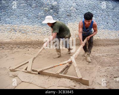 17. März 2023, Punta Hermosa, Lima, Peru: Menschen, die aufgrund von Überschwemmungen und Erdrutschen Schlamm aus ihren Häusern schaufeln, schaufeln in Punta Hermosa, einem exklusiven Strand südlich von Lima, verursacht durch die starken Regenfälle des Zyklons Yaku und das Vorhandensein einer El NiÃ±o Anomalie an der Küste. Die Anomalie El NiÃ±o, die die Meerwassertemperatur erhöht, betrifft einige Küstenprovinzen. Ähnliche Phänomene sind seit mehreren Jahren nicht mehr in Lima aufgetreten, einer Stadt an der einsamen Pazifikküste, in der es an Niederschlägen mangelt und in einem ganzen Jahr Regenfälle normalerweise nicht mehr als zwei Liter Wasser pro Quadratmeter anhäuft. (Kreditbild Stockfoto