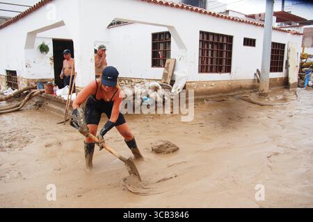 17. März 2023, Punta Hermosa, Lima, Peru: Frau schaufelt Schlamm aus ihren Häusern aufgrund von Überschwemmungen und Erdrutschen in Punta Hermosa, einem exklusiven Strand südlich von Lima, verursacht durch die starken Regenfälle des Zyklons Yaku und das Vorhandensein einer El Nino-Anomalie an der Küste. Die El Nino-Anomalie, die die Meerwassertemperatur erhöht, betrifft einige Küstenprovinzen. . (Bild: © Carlos Garcia Granthon/ZUMA Press Wire) Stockfoto