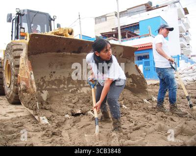 17. März 2023, Punta Hermosa, Lima, Peru: Frau schaufelt Schlamm aus ihren Häusern aufgrund von Überschwemmungen und Erdrutschen in Punta Hermosa, einem exklusiven Strand südlich von Lima, verursacht durch die starken Regenfälle des Zyklons Yaku und das Vorhandensein einer El NiÃ±o Anomalie an der Küste. Die Anomalie El NiÃ±o, die die Meerwassertemperatur erhöht, betrifft einige Küstenprovinzen. Ähnliche Phänomene sind seit mehreren Jahren nicht mehr in Lima aufgetreten, einer Stadt an der einsamen Pazifikküste, in der es an Niederschlägen mangelt und in einem ganzen Jahr Regenfälle normalerweise nicht mehr als zwei Liter Wasser pro Quadratmeter anhäuft. (Kreditbild: Stockfoto