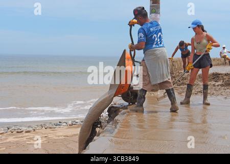 17. März 2023, Punta Hermosa, Lima, Peru: Menschen, die aufgrund von Überschwemmungen und Erdrutschen Schlamm aus ihren Häusern schaufeln, schaufeln in Punta Hermosa, einem exklusiven Strand südlich von Lima, verursacht durch die starken Regenfälle des Zyklons Yaku und das Vorhandensein einer El NiÃ±o Anomalie an der Küste. Die Anomalie El NiÃ±o, die die Meerwassertemperatur erhöht, betrifft einige Küstenprovinzen. Ähnliche Phänomene sind seit mehreren Jahren nicht mehr in Lima aufgetreten, einer Stadt an der einsamen Pazifikküste, in der es an Niederschlägen mangelt und in einem ganzen Jahr Regenfälle normalerweise nicht mehr als zwei Liter Wasser pro Quadratmeter anhäuft. (Kreditbild Stockfoto