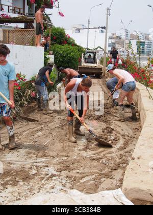 17. März 2023, Punta Hermosa, Lima, Peru: Menschen, die aufgrund von Überschwemmungen und Erdrutschen Schlamm aus ihren Häusern schaufeln, schaufeln in Punta Hermosa, einem exklusiven Strand südlich von Lima, verursacht durch die starken Regenfälle des Zyklons Yaku und das Vorhandensein einer El NiÃ±o Anomalie an der Küste. Die Anomalie El NiÃ±o, die die Meerwassertemperatur erhöht, betrifft einige Küstenprovinzen. Ähnliche Phänomene sind seit mehreren Jahren nicht mehr in Lima aufgetreten, einer Stadt an der einsamen Pazifikküste, in der es an Niederschlägen mangelt und in einem ganzen Jahr Regenfälle normalerweise nicht mehr als zwei Liter Wasser pro Quadratmeter anhäuft. (Kreditbild Stockfoto