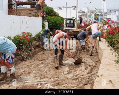 17. März 2023, Punta Hermosa, Lima, Peru: Menschen, die aufgrund von Überschwemmungen und Erdrutschen Schlamm aus ihren Häusern schaufeln, schaufeln in Punta Hermosa, einem exklusiven Strand südlich von Lima, verursacht durch die starken Regenfälle des Zyklons Yaku und das Vorhandensein einer El NiÃ±o Anomalie an der Küste. Die Anomalie El NiÃ±o, die die Meerwassertemperatur erhöht, betrifft einige Küstenprovinzen. Ähnliche Phänomene sind seit mehreren Jahren nicht mehr in Lima aufgetreten, einer Stadt an der einsamen Pazifikküste, in der es an Niederschlägen mangelt und in einem ganzen Jahr Regenfälle normalerweise nicht mehr als zwei Liter Wasser pro Quadratmeter anhäuft. (Kreditbild Stockfoto