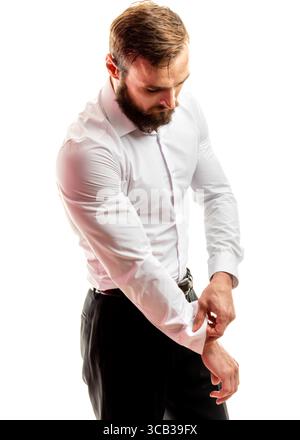 Ein Mann mit Bart krempelt die Ärmel hoch. Stockfoto