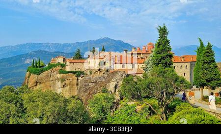 Malerische Landschaft mit dem griechischen Stephanskloster, der Perle von Meteora, dem Wahrzeichen Griechenlands, das in der Liste des Weltkulturerbes aufgeführt ist Stockfoto