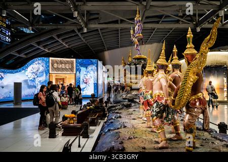 3. Juli 2023, Bangkok, Thailand: Passagiere machen Fotos von einer Statue mit traditionellen thailändischen Kunstwerken am internationalen Abflugterminal am Suvarnabhumi International Airport (BKK). Die Reise wird am 3. Juli 2023 am Suvarnabhumi International Airport (BKK) in Bangkok, Thailand fortgesetzt. (Kreditbild: © Matt Hunt/ZUMA Press Wire) Stockfoto