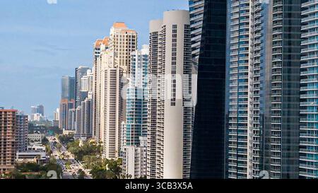 11. Mai 2023: Ein neues Gesetz beschränkt die Möglichkeit von Ausländern aus sieben Ländern, Immobilien in Florida zu kaufen. Oben: Die Collins Avenue am Strand der sonnigen Inseln, oft Little Moscow genannt. (Foto: © Matias J. Ocner/Miami Herald via ZUMA Press Wire) Stockfoto