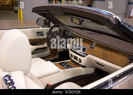 9. Februar 2017, Chicago, Illinois, USA: Rolls Royce Dawn Interior. Die Chicago Auto Show wurde 1901 erstmals inszeniert und ist die größte Automobilausstellung Nordamerikas und wurde häufiger als jede andere Automobilausstellung auf dem Kontinent veranstaltet. Sie wird seit 1935 von der Chicago Automobile Trade Association (CATA) präsentiert. Es findet am McCormick Place statt (Foto: © Alan Look/ZUMA Press Wire) Stockfoto