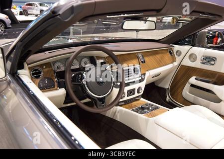 9. Februar 2017, Chicago, Illinois, USA: Rolls Royce Dawn Interior. Die Chicago Auto Show wurde 1901 erstmals inszeniert und ist die größte Automobilausstellung Nordamerikas und wurde häufiger als jede andere Automobilausstellung auf dem Kontinent veranstaltet. Sie wird seit 1935 von der Chicago Automobile Trade Association (CATA) präsentiert. Es findet am McCormick Place statt (Foto: © Alan Look/ZUMA Press Wire) Stockfoto