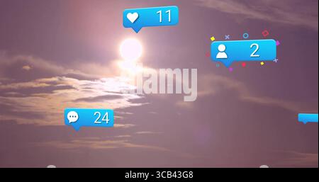 Glühende Sonne, die bei Sonnenuntergang hinter schwebenden Wolken leuchtet, mit schwimmendem Herz11, Kommentar24, user2-Symbole Stockfoto