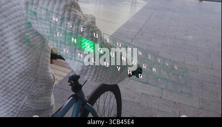 Stehender Mann in weißem Pullover neben dem Fahrrad am Pier, interagiert mit grüner virtueller Tastatur Stockfoto