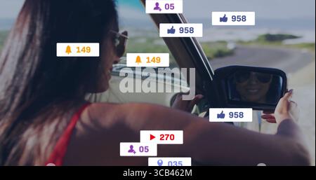 Indische Frau mit Sonnenbrille, die auf der Küstenstraße mit Mediensymbolen fährt, Kopierraum Stockfoto