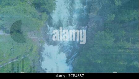 Fließender Fluss-Wasserfall, der Schlucht in Tannen aus der Vogelperspektive mit Gitterüberlagerung und Karten schnitzt Stockfoto