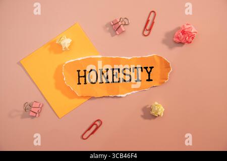 Ehrliche Botschaft auf zerrissenem Papppapier mit rotem Hintergrund. Konzeptuelles Ehrensymbol. Kopierbereich. Stockfoto