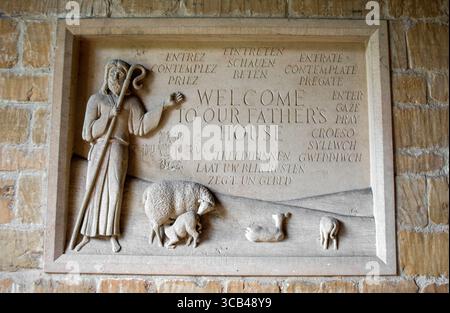 Mehrsprachige Begrüßungstafel im Eingang mit Englisch, Walisisch, Japanisch, Französisch, Deutsch, Italienisch, Niederländisch Stockfoto