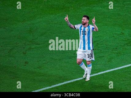 18. Dezember 2022, Lusail, Lusail, Katar: Leo Messi feiert während des Finalspiels der FIFA Fussball-Weltmeisterschaft Katar 2022 zwischen Argentinien und Frankreich im legendären Stadion von Lusail. (Kreditbild: © Alexandra Fechete/ZUMA Press Wire) Stockfoto