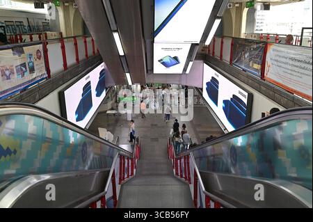 Rolltreppen, die zu den Fahrgastbahnsteigen am Siam Interchange Station führen, dem größten und geschäftigsten Bahnhof des BTS Skytrain in Bangkok Stockfoto