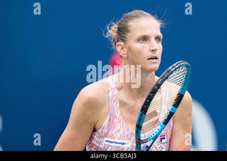 7. August 2023: Karolina Pliskova (CZE) wartet während des Spiels der ersten Runde der WTA National Bank Open im IGA Stadium in Montreal, Québec. Daniel Lea/CSM (Kreditbild: © Daniel Lea/CSM via ZUMA Press Wire) Stockfoto