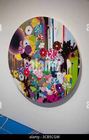 Farbenfrohe kreisförmige abstrakte Kunstwerke mit lebendigen Blumenmustern und auffälligen geometrischen Mustern. Kyoto City KYOCERA Museum of Art, Kyoto, Japan Stockfoto