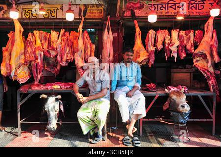 26. Dezember 2023: Sylhet-Bangladesch: Verkäufer warten auf Käufer in einem Kuhfleischgeschäft in Sylhet. Sie verkaufen 700 TK pro KG Kuhfleisch. In der Hauptstadt Dhaka sind die Rindfleischpreise drastisch auf rund 600 TK pro Kilogramm gefallen, nachdem Fleischverkäufer den Kunden ein Jahr lang 800 TK oder mehr berechnet hatten (Credit Image: © MD Rafayat Haque Khan/ZUMA Press Wire) Stockfoto