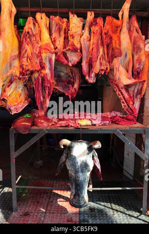 26. Dezember 2023: Sylhet-Bangladesch: Ein Rindfleischgeschäft in Sylhet. Sie verkaufen 700 TK pro KG Kuhfleisch. In der Hauptstadt Dhaka sind die Rindfleischpreise drastisch auf rund 600 TK pro Kilogramm gefallen, nachdem Fleischverkäufer den Kunden ein Jahr lang 800 TK oder mehr berechnet hatten (Credit Image: © MD Rafayat Haque Khan/ZUMA Press Wire) Stockfoto