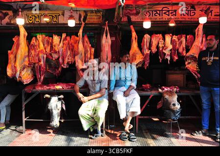 26. Dezember 2023: Sylhet-Bangladesch: Verkäufer warten auf Käufer in einem Kuhfleischgeschäft in Sylhet. Sie verkaufen 700 TK pro KG Kuhfleisch. In der Hauptstadt Dhaka sind die Rindfleischpreise drastisch auf rund 600 TK pro Kilogramm gefallen, nachdem Fleischverkäufer den Kunden ein Jahr lang 800 TK oder mehr berechnet hatten (Credit Image: © MD Rafayat Haque Khan/ZUMA Press Wire) Stockfoto