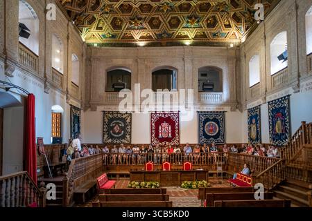 21. Mai 2022, Madrid, Spanien: Haupthalle der Universität Alcala paraninfo auf dem historischen Campus im Stadtzentrum, Alcala de Henares, Provinz Madrid, Spanien...das Auditorium der Universität AlcalÃ¡ ist der Haupthalle der Universität in AlcalÃ¡ de Henares. Sie wurde zwischen 1516 und 1520 von Pedro de la Cotera im Auftrag von Kardinal Cisneros erbaut. Zahlreiche feierliche Akte werden in ihm veranstaltet, die die jährliche Zeremonie der Cervantes Awards hervorheben. Das Auditorium oder akademisches Theater wurde von Pedro de la Cotera zwischen 1516 und 1520 nach den Anweisungen von Kardinal Cisneros entworfen und gebaut. Stockfoto